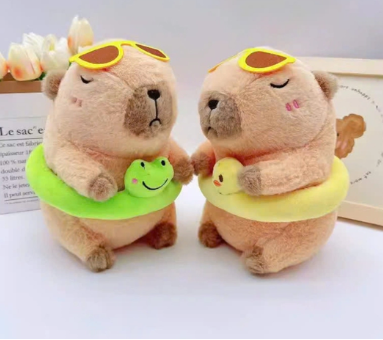 Hai chú gấu bông Capybara nhỏ mặc áo phao bơi màu vàng và xanh, tạo dáng đáng yêu – gấu bông Capybara nhỏ hottrend 2025.